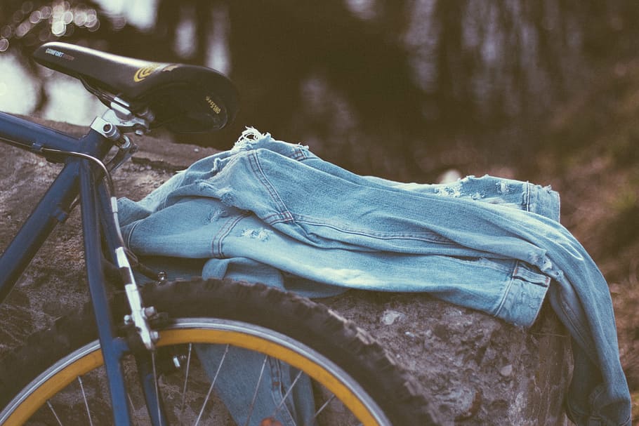 azul, vestuário jeans, rocha, ao lado, bicicleta, dia, jeans, jaqueta, viagem, ao ar livre