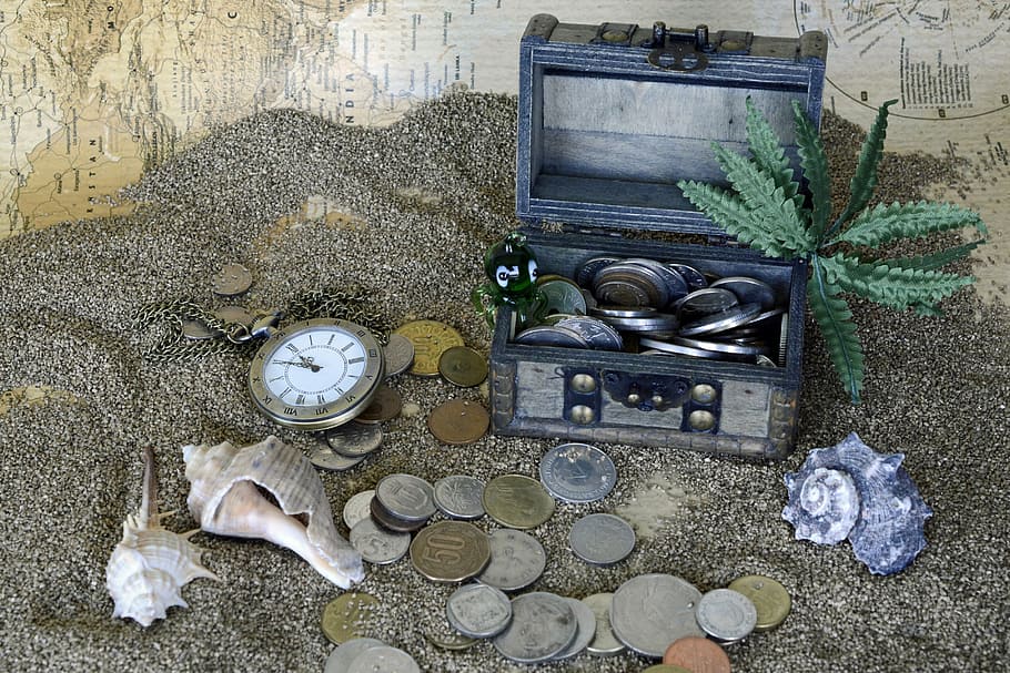 moneda de colores variados, marrón, negro, madera, caja de cofre, cofre del tesoro, arena, reloj de bolsillo, calamar, palma