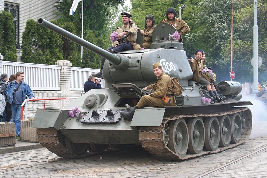tank, the liberation of prague, the show, soldiers, tanks, military parade, history, transportation, real people, men