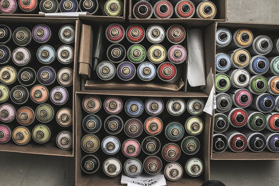 latas de pintura en aerosol de colores variados, caja, graffiti, latas, pintura en aerosol, montana, colores, color, gran grupo de objetos, en interiores