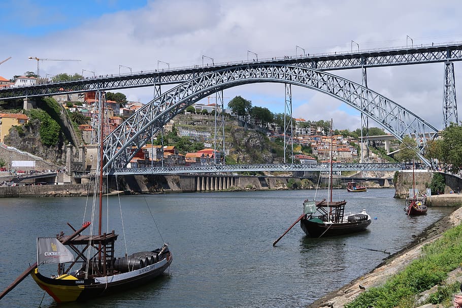 Город порту на реке. Порто мост Эйфель. Мост в порту. Мост в Порто Архитектор. Порто мост воздушный.