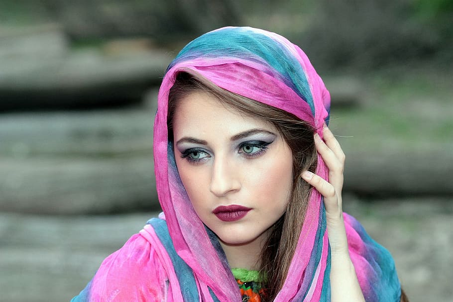 selektif, fokus fotografi, wanita, mengenakan, pink, biru, kerudung jilbab, gadis, syal, sampul