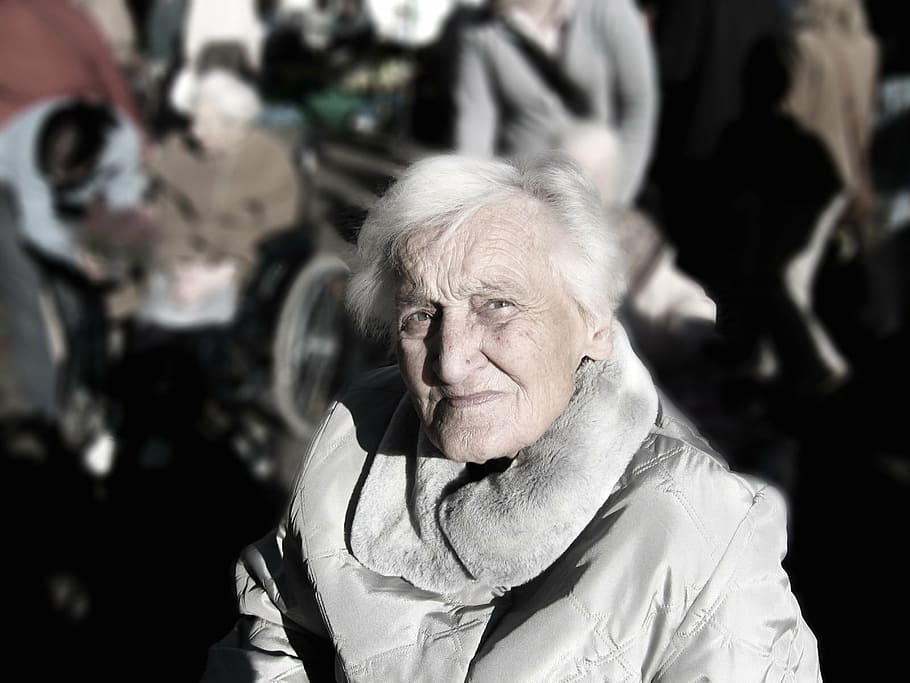 mulher, em pé, olhando, dependente, demência, idade, alzheimer, lar de idosos, cuidar de idosos, faixas etárias