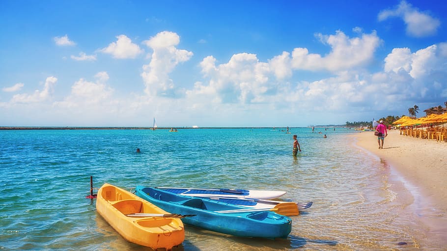 tres, blanco, azul, madera, botes de remos, cuerpo, agua, orilla del mar, durante el día, Playa