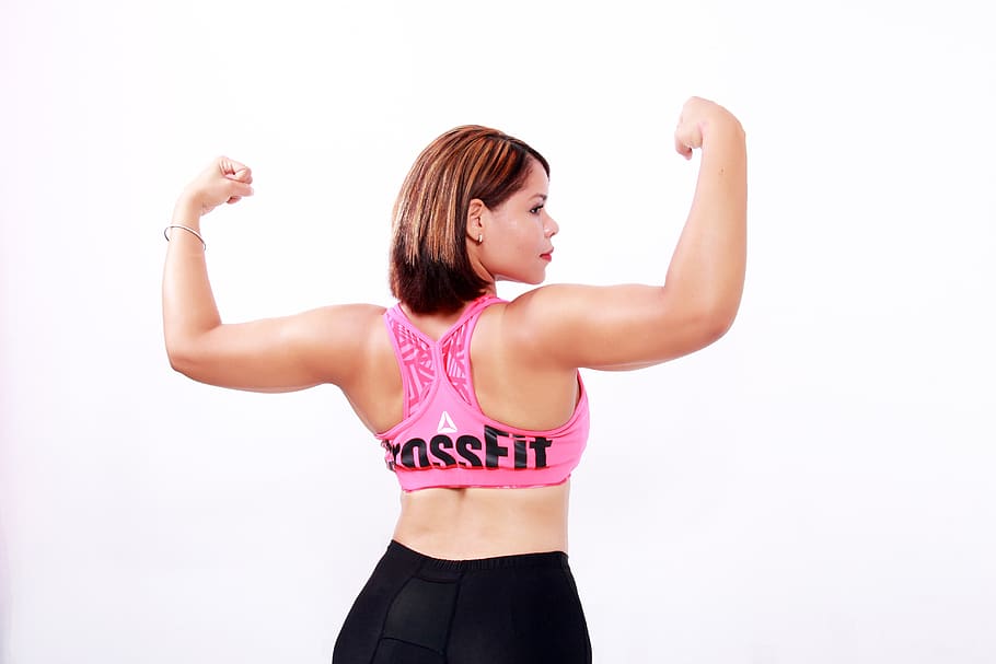 mulheres, forte, exercício, crossfit, braços, bíceps, músculos, fundo branco, foto de estúdio, adulto jovem
