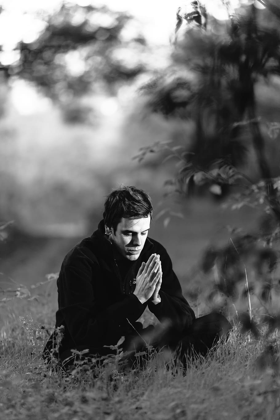 foto grayscale, manusia, duduk, rumput, meditasi, hutan, pemuda, spiritual, namaste, berdoa