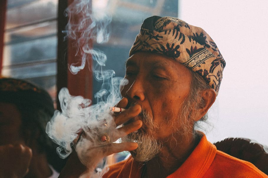 gente, viejo, hombre, fumar, cigarrillo, tiro en la cabeza, retrato, humo - estructura física, problemas sociales, mal hábito