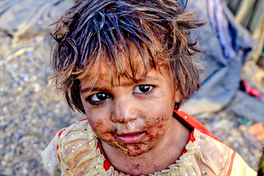selectivo, enfoque fotografía de retrato, niña, amarillo, cuello redondo, top, barrios marginales, india, pobre, asia