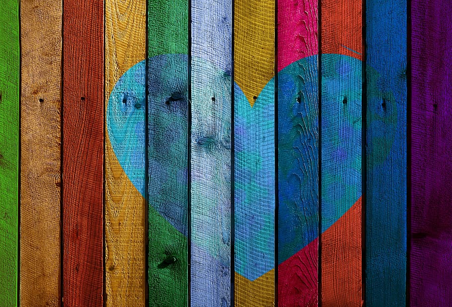 prancha de madeira multicolorida, coração, amor, madeira, placas, ramos, abeto vermelho, madeira de abeto, sarrafos, plano de fundo