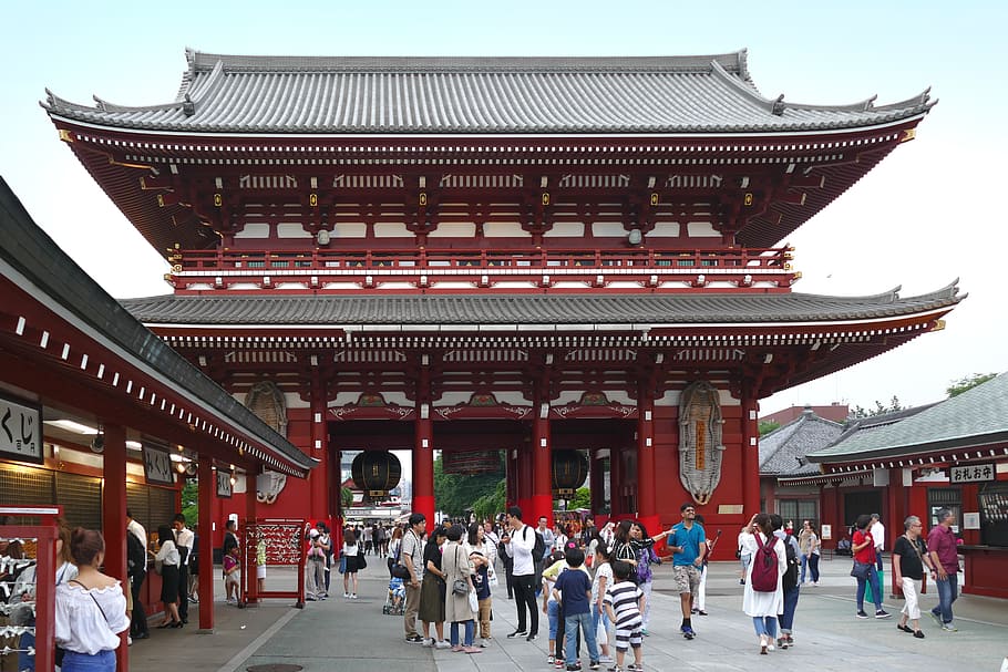 Santuario de Asakusa, Tokio, gente caminando cerca del templo, grupo de personas, arquitectura, estructura construida, multitud, gran grupo de personas, exterior del edificio, personas reales