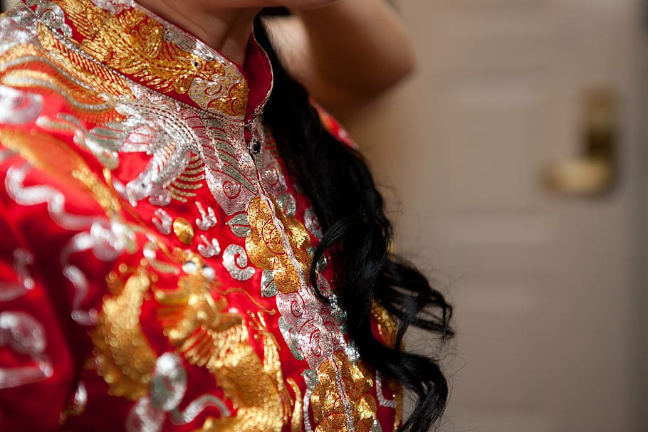 mujer, vistiendo, rojo, marrón, gris, floral, superior, vestido de novia chino, matrimonio, boda