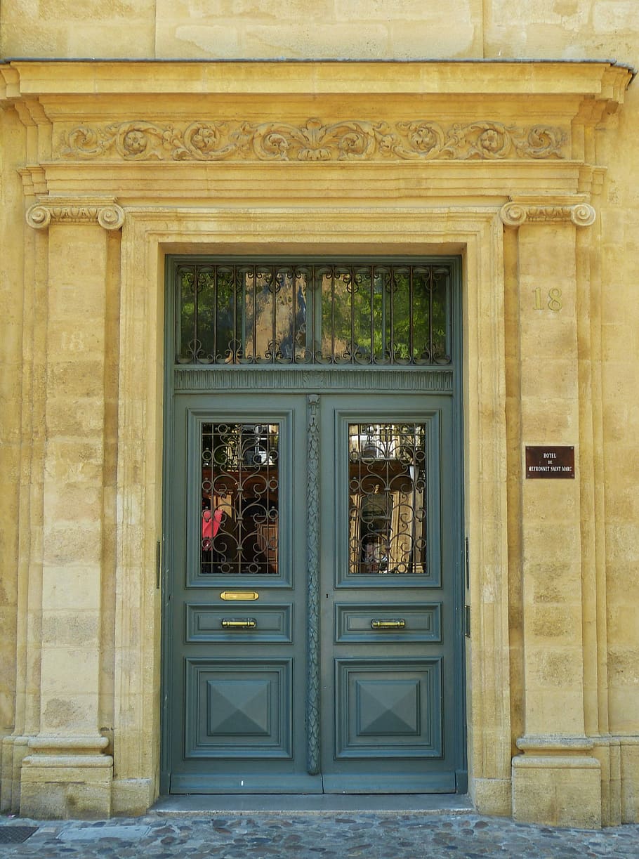 двери в париже