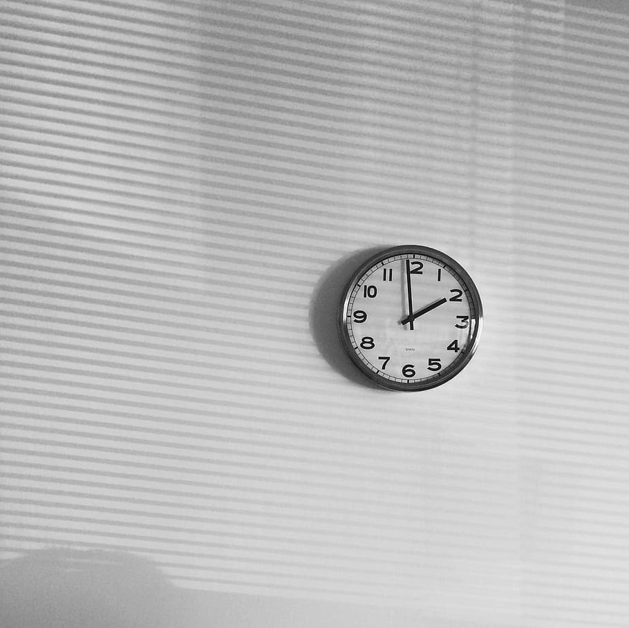 negro, reloj de pared analógico, visualización, 1:58, pared, reloj, hora, blanco, día, oficina