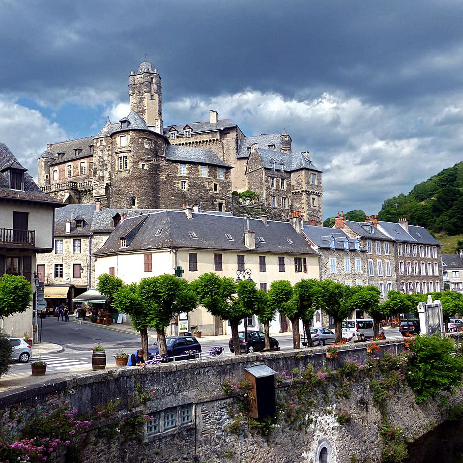 Estaing, Aveyron, Francia, castillo de hormigón gris, arquitectura, exterior del edificio, estructura construida, nube - cielo, cielo, edificio