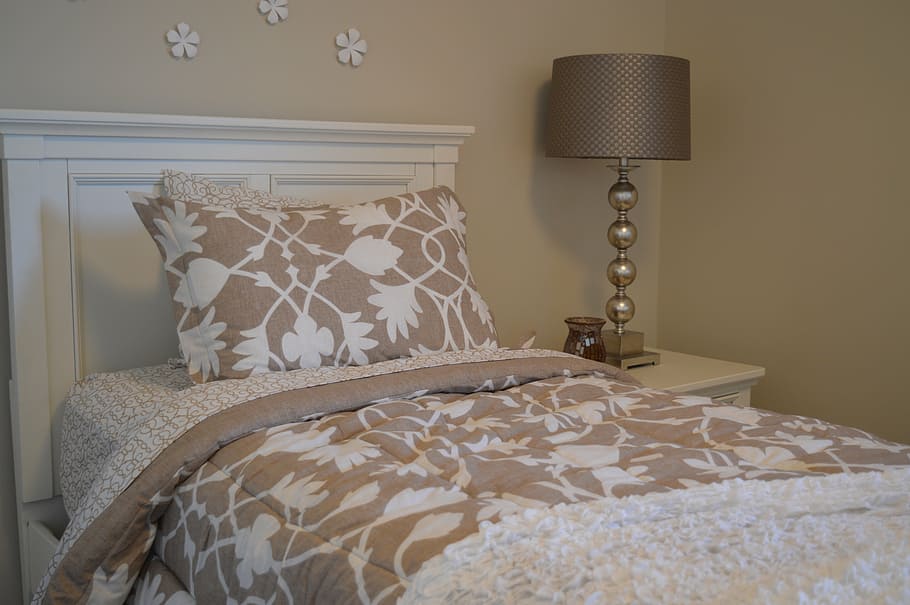 white, gray, quilt, set, bed, bedroom, lamp, headboard, bedding, pillow