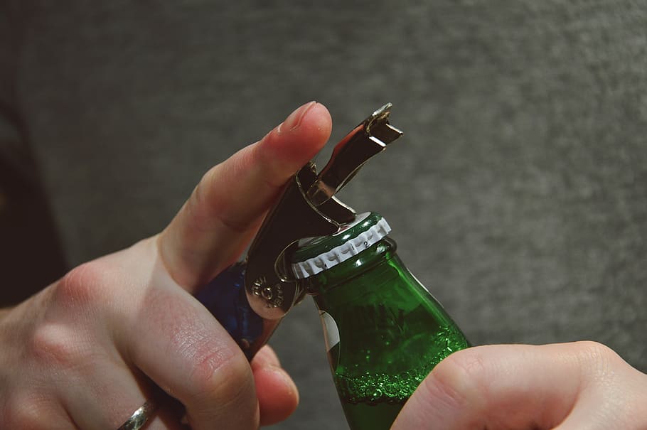 orang membuka botol, orang, membuka, botol, menggunakan, pembuka, bir, alkohol, minuman, pembuka botol