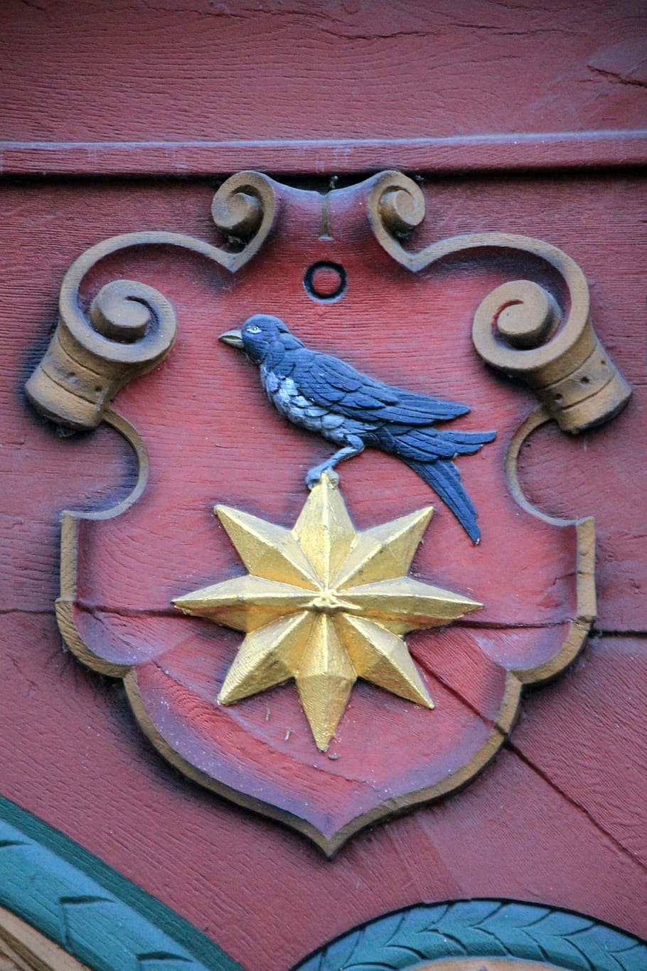 treliça, fachwerkhaus, vermelho, estatueta de fachada, animal, pássaro, estrela, ouro, brasão de armas, casa