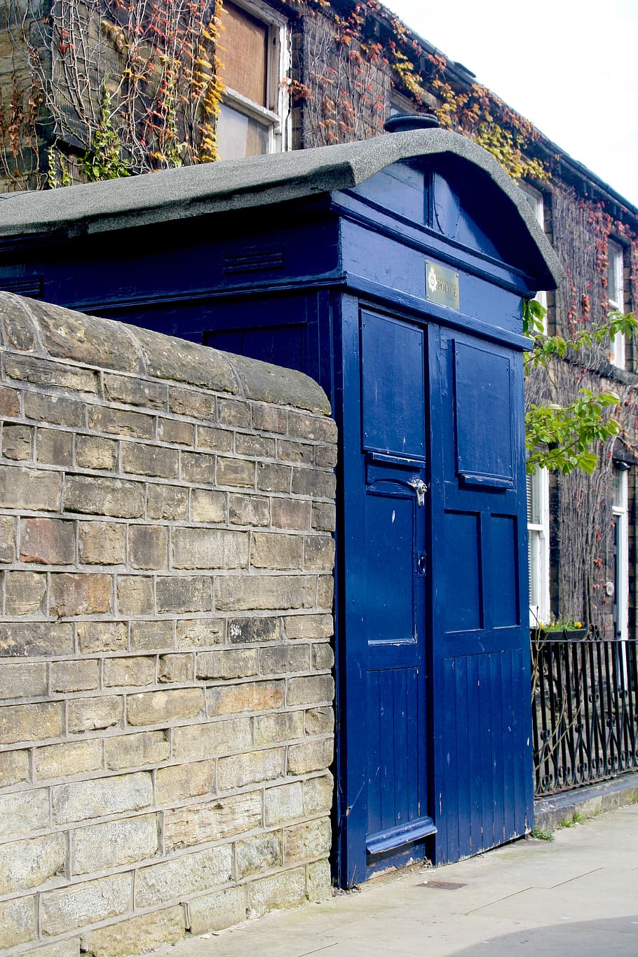 police box, almondbury, west yorkshire, uk, police, history, secure, street, constabulary, road