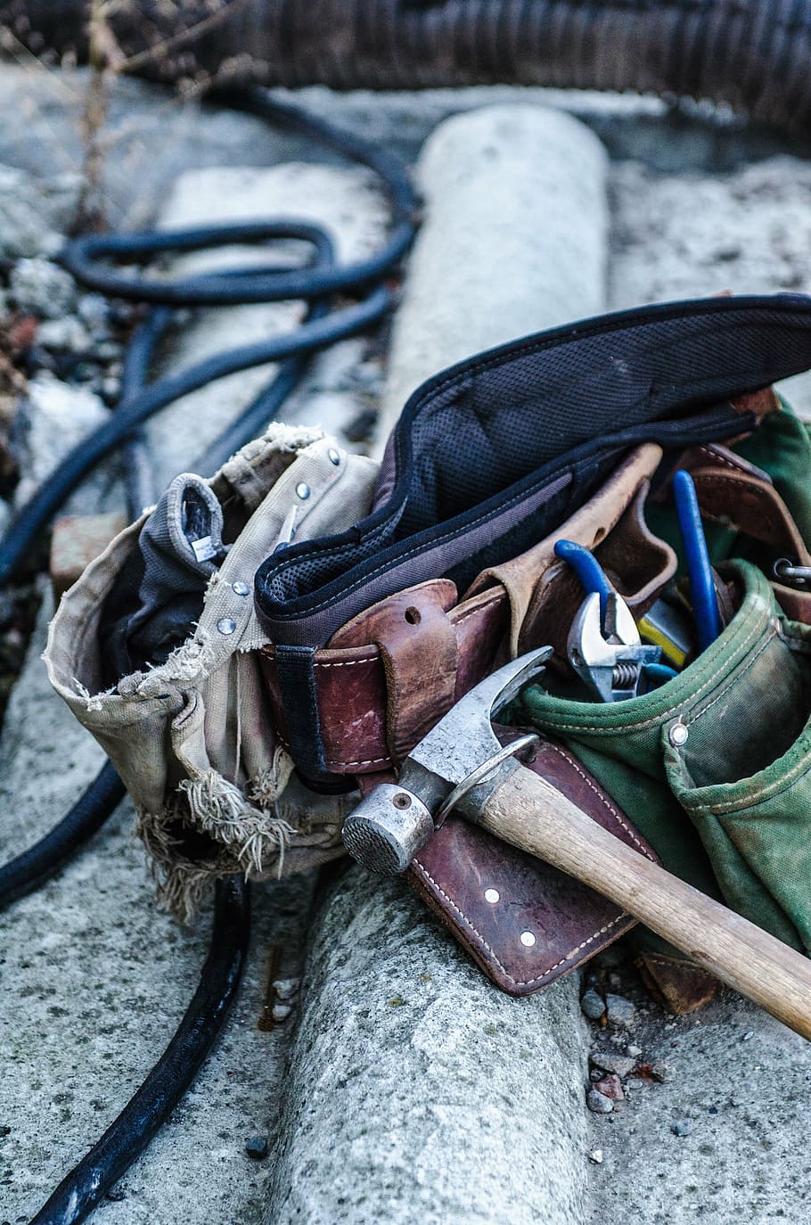 martillo plateado, bolsa de utilidad, marrón, verde, utilidad, cinturón, herramientas, cosas, artículos, trabajo