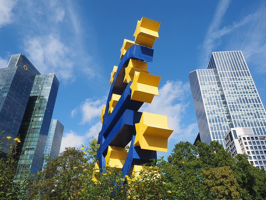 евро-скульптура, знак евро, произведение искусства, франкфурт, ottmar hörl, неоновая вывеска из пластика, неоновая вывеска, знак евро и звезды, европейский центральный банк, вилли-брандт-плац