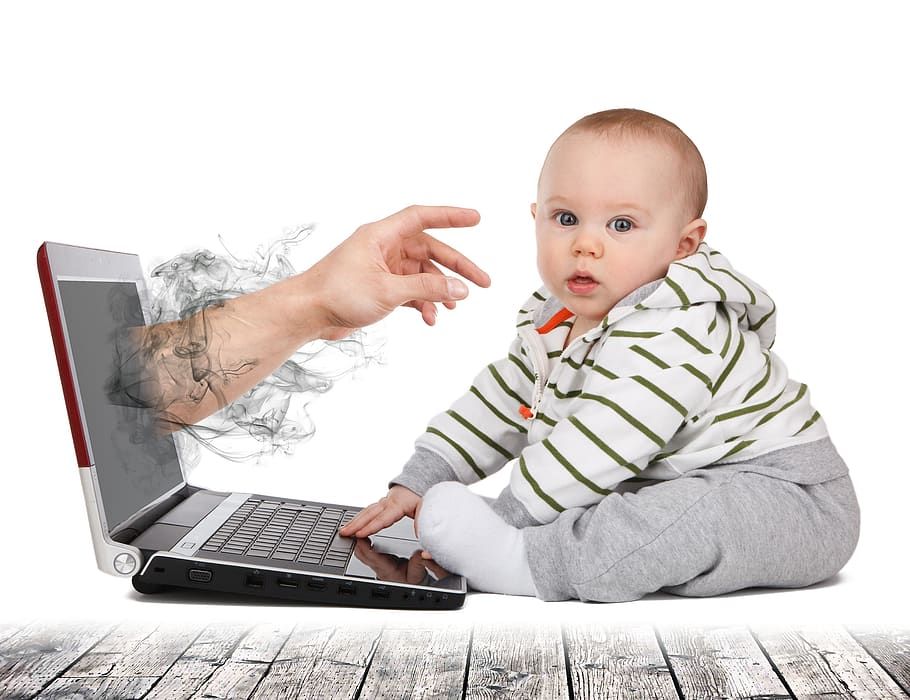 bebê, criança, menino, computador, jogando, jovem, bonitinho, mão, piso, madeira