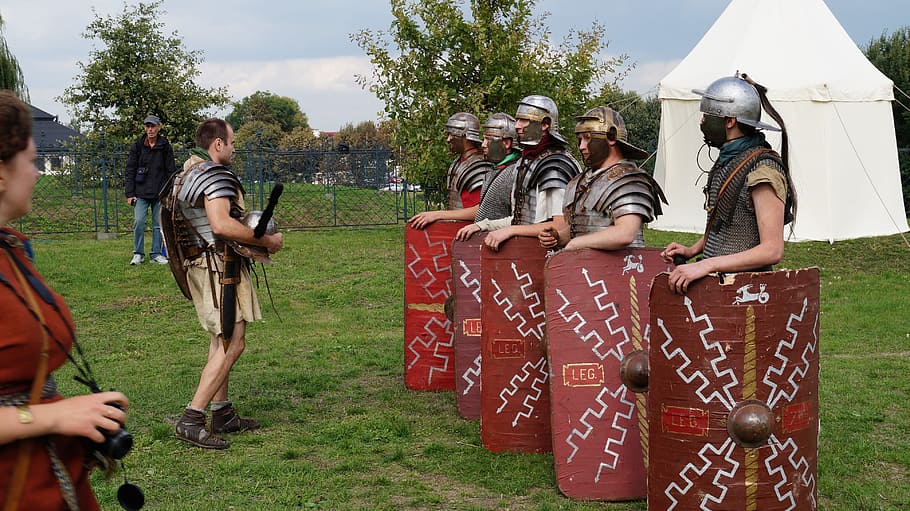 seis, hombres, armaduras metálicas, escudos, blanco, carpa, durante el día, romanos, legionarios romanos, reconstrucción histórica