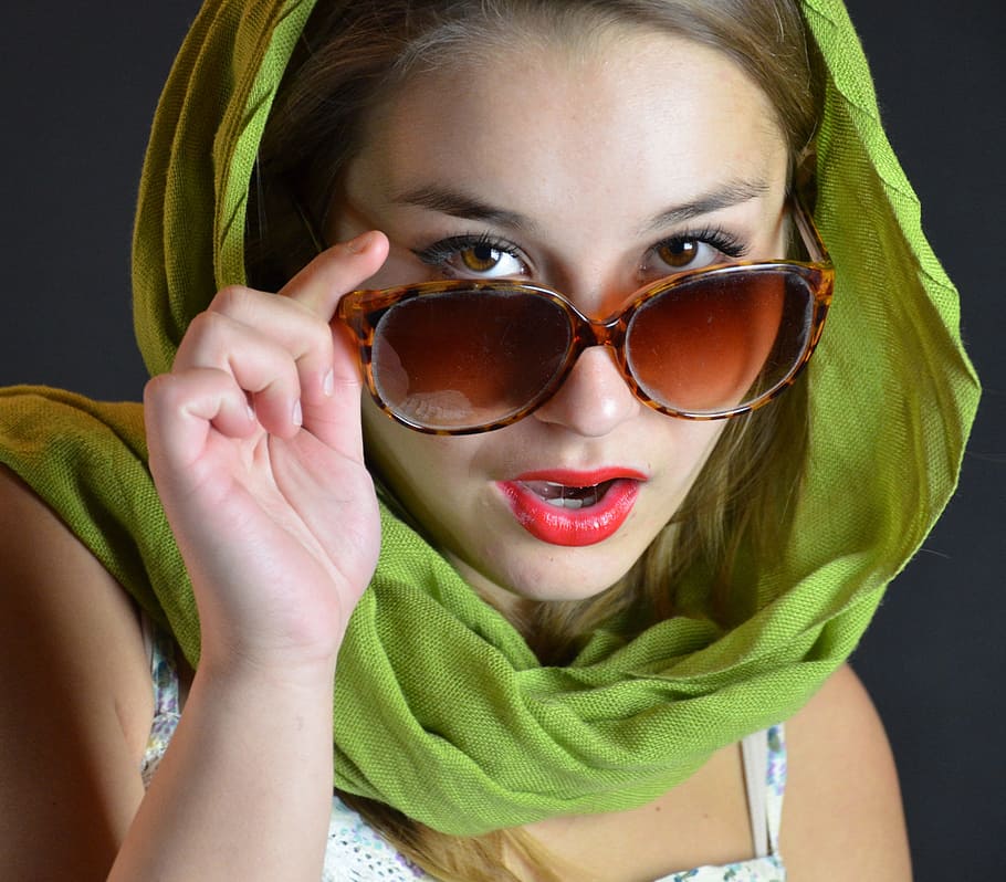 wanita, mengenakan, hijau, jilbab, menyentuh, kebesaran, kacamata hitam, kain, wajah, orang