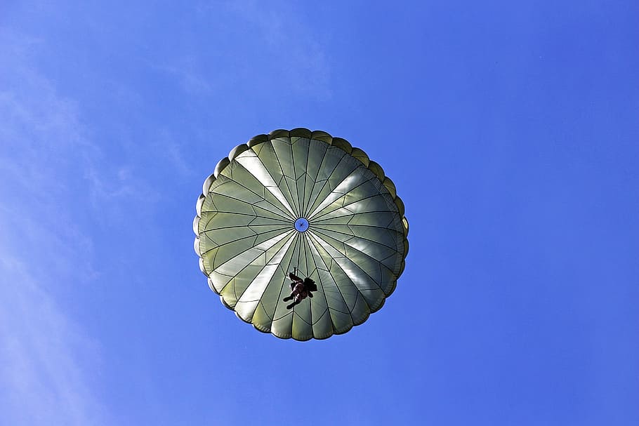 Persona, usando, gris, paracaídas, paracaidista, salto, avión, hombres, uso, soldados