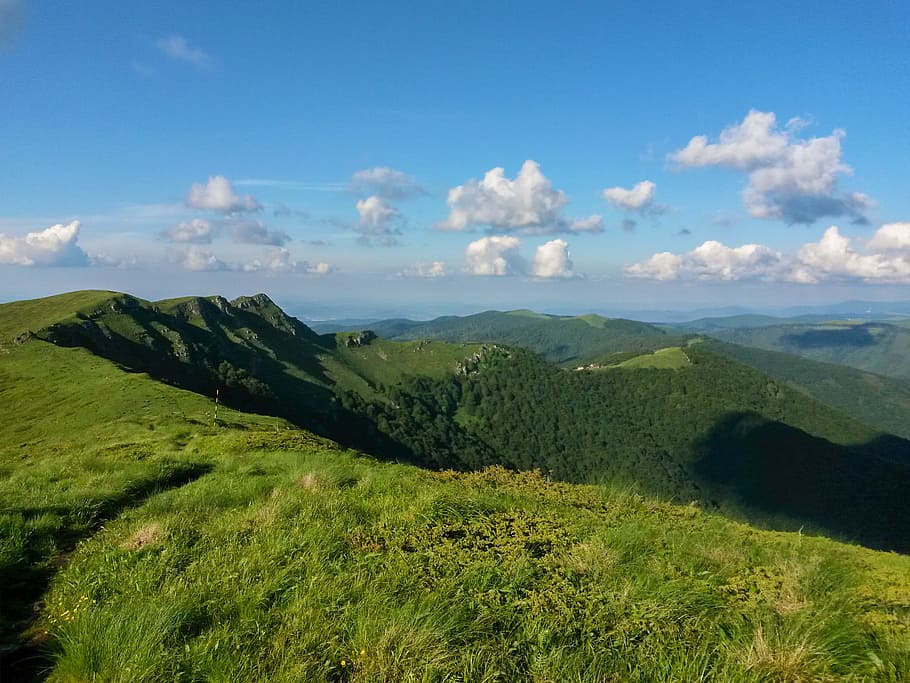 Bulgária, Stara Planina, Balcãs centrais, montanha, céu azul, nuvens, vegetação, montanha verde, cabeça de lobo da montanha, andar