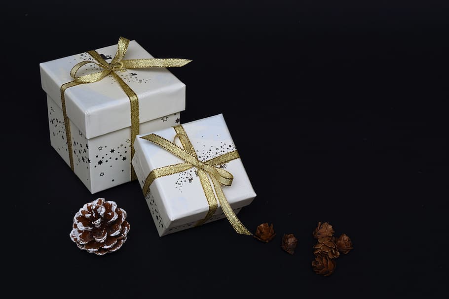 dos, blanco, cajas de regalo, regalo de navidad, hecho, regalo, sorpresa, molienda, embalado, navidad