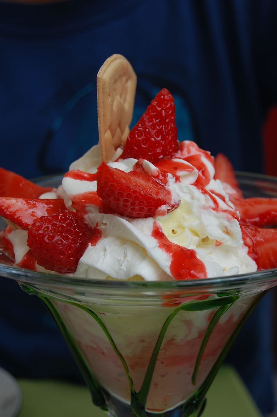 ice cream sundae, ice, ice cream, strawberry, ice cream parlour, eat, vanilla ice cream, red, strawberries, cream