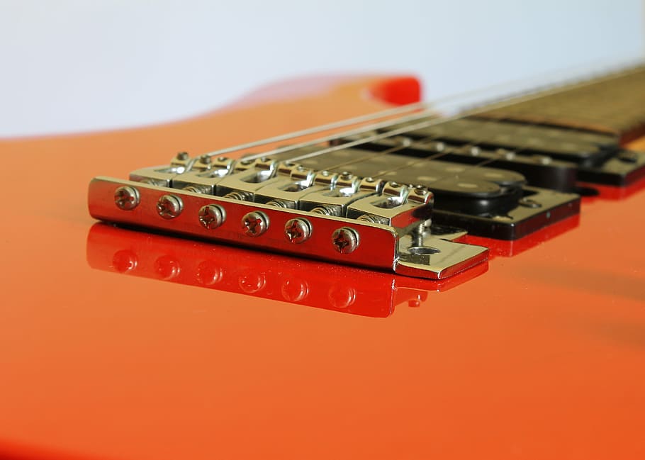 guitarra elétrica marrom, guitarra, guitarra de ponte, guitarra de cavalete, parte da guitarra, cordas, reflexão, vermelho, tiro do estúdio, dentro de casa