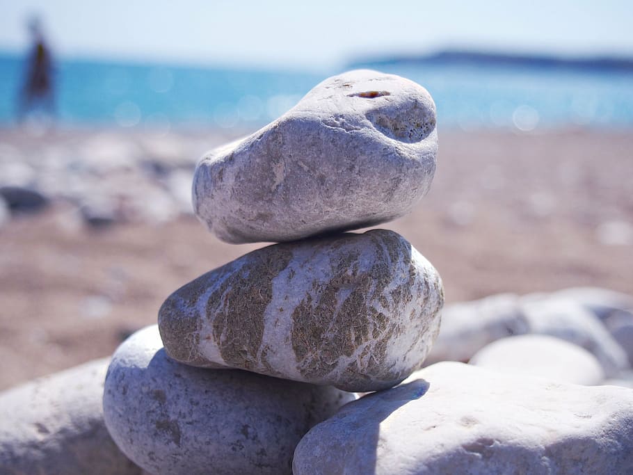 seletivo, fotografia de foco, pedra de equilíbrio, praia, mar, agua, ilha, natureza, costa, azul