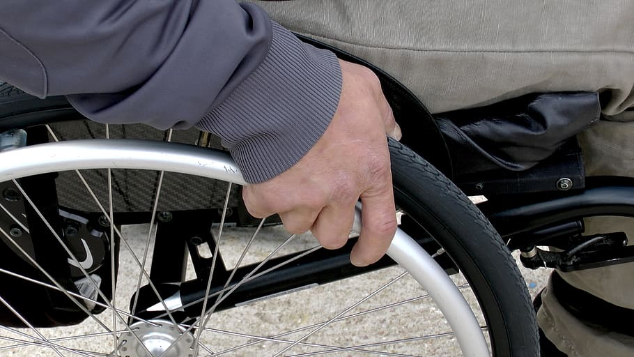 人, 座っている, クロム色の車椅子, 車椅子, 身体障害者, 運動障害のある人, 男, 遊歩道, 手, 1人