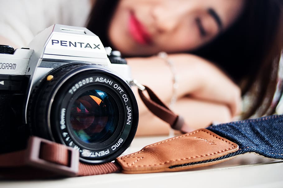 camera, lens, macro, technology, woman, camera - photographic equipment, photography themes, one person, photographic equipment, lens - optical instrument
