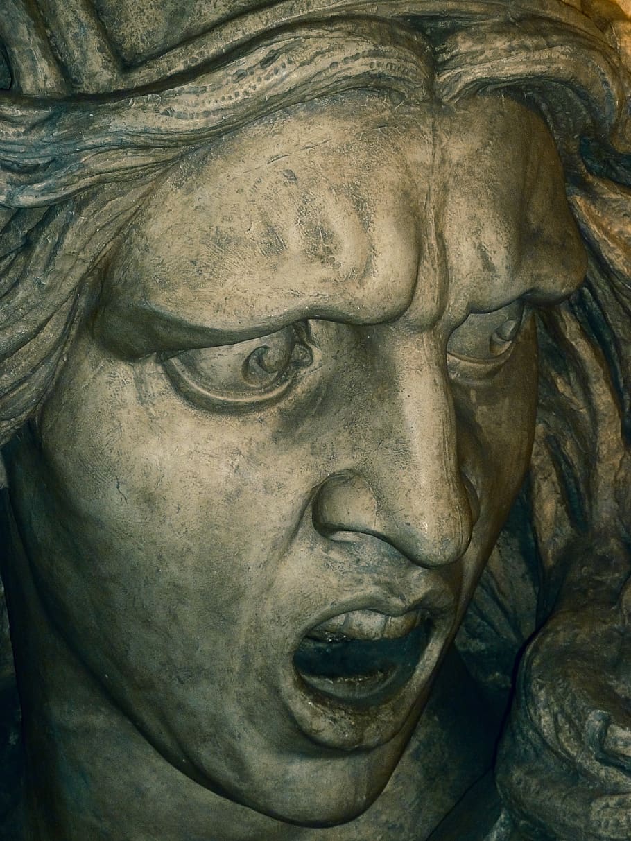 Сквозь каменное лицо. Лицо статуи. Скульптура со страхом на лице.