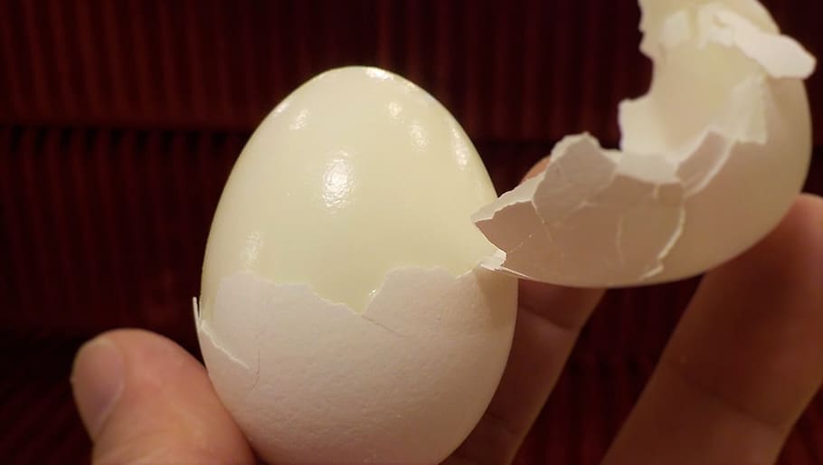 hard boiled eggs, crack, shell, break, human hand, holding, hand, human body part, food and drink, close-up