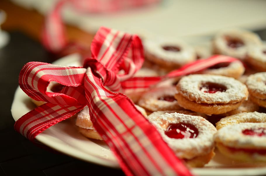 galletas, mermelada de fresa, blanco, cerámica, plato, lazo, lazo rojo, galletas de navidad, regalo, cinta de regalo