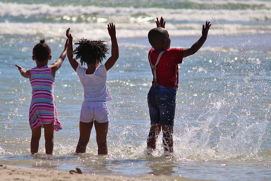 tres, niños, jugando, gris, cuerpo, agua, durante el día, sudáfrica, inyectar, playa