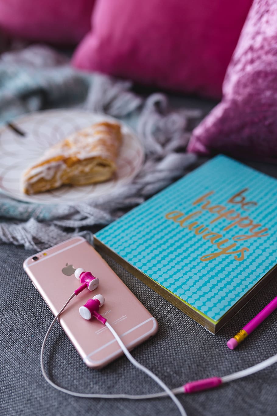 caderno, feliz, smartphone, diário, azul, rosa, iPhone, fones de ouvido, doce, pão
