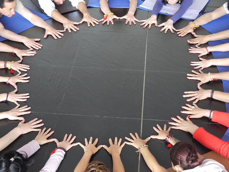 grupo, personas, poner, manos, negro, superficie, unidad, yoga, mandala, círculo