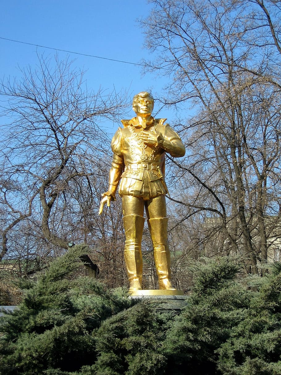 homem de ouro, escultura humana, ouro, escultura, pontos turísticos, estátua, representação humana, árvore, representação, semelhança masculina
