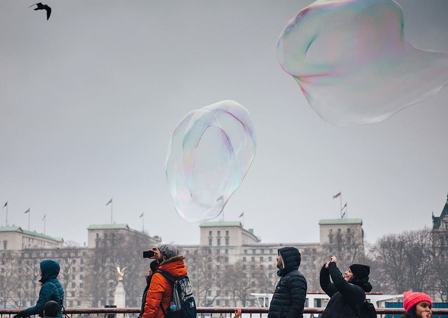 grupo, personas, chaquetas de burbujas, gris, cielo, burbujas, cámara, imagen, fotografía, frío