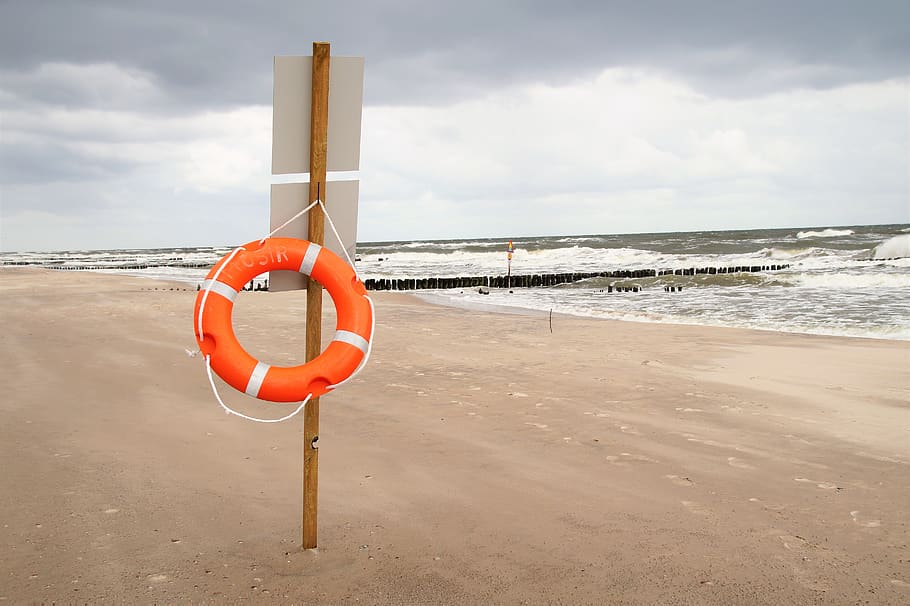 o mar Báltico, costa, praia, bóia salva-vidas, laranja, resgate, areia, vento, um dia de vento, água