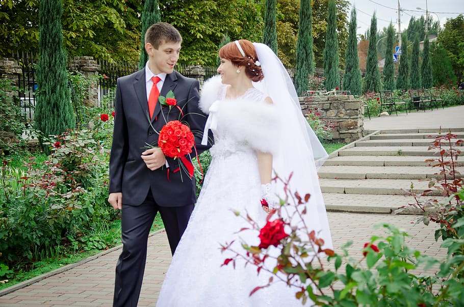 woman, wedding gown, holding, bouquet, red, roses, wedding, kiss, the groom, bride