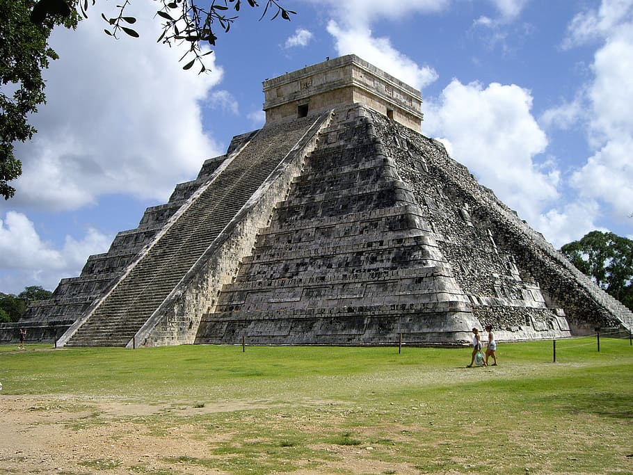 blanco, hormigón, templo, al lado, verde, campo de hierba, Chichén Itzá, Riviera Maya, México, civilización antigua