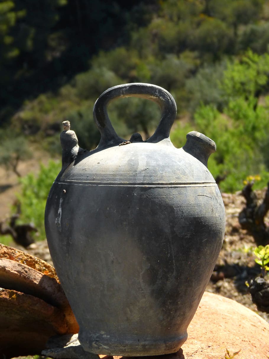 botijo, black pottery, water, rural, crafts, day, focus on foreground, metal, close-up, nature