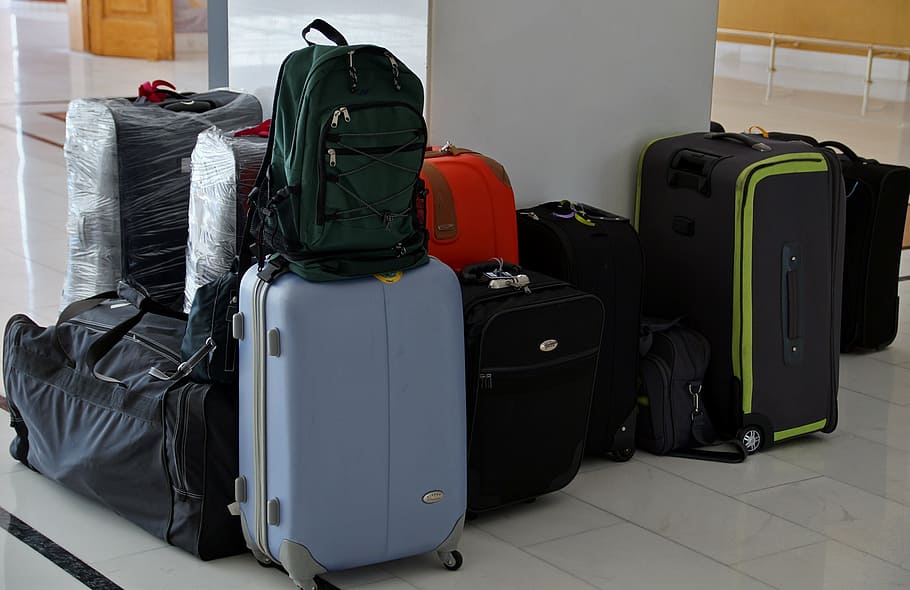 Equipaje de viaje de colores variados, la maleta, equipaje, viaje, embalado, maleta, bolsa, vacaciones, personas que viajan, turistas