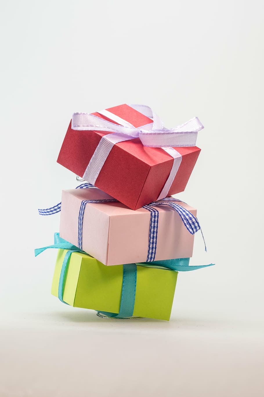 menumpuk-berbagai macam kotak hadiah warna, dibuat, hadiah, paket, loop, paket loop, natal, dekorasi natal, memberi, kedatangan