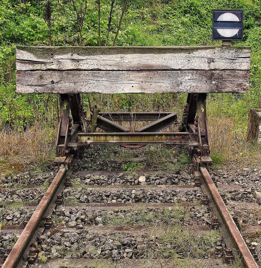 brake buffer stop, buffer stop, end of track, track completion, wooden beams, weathered, rusty, stump track, buffer weir, buffer
